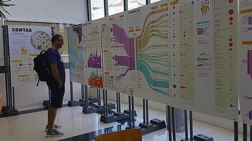 El concejal de Transparencia e Participación Veciñal, ayer, en la muestra en el IES de Rodeira. // S.Á.