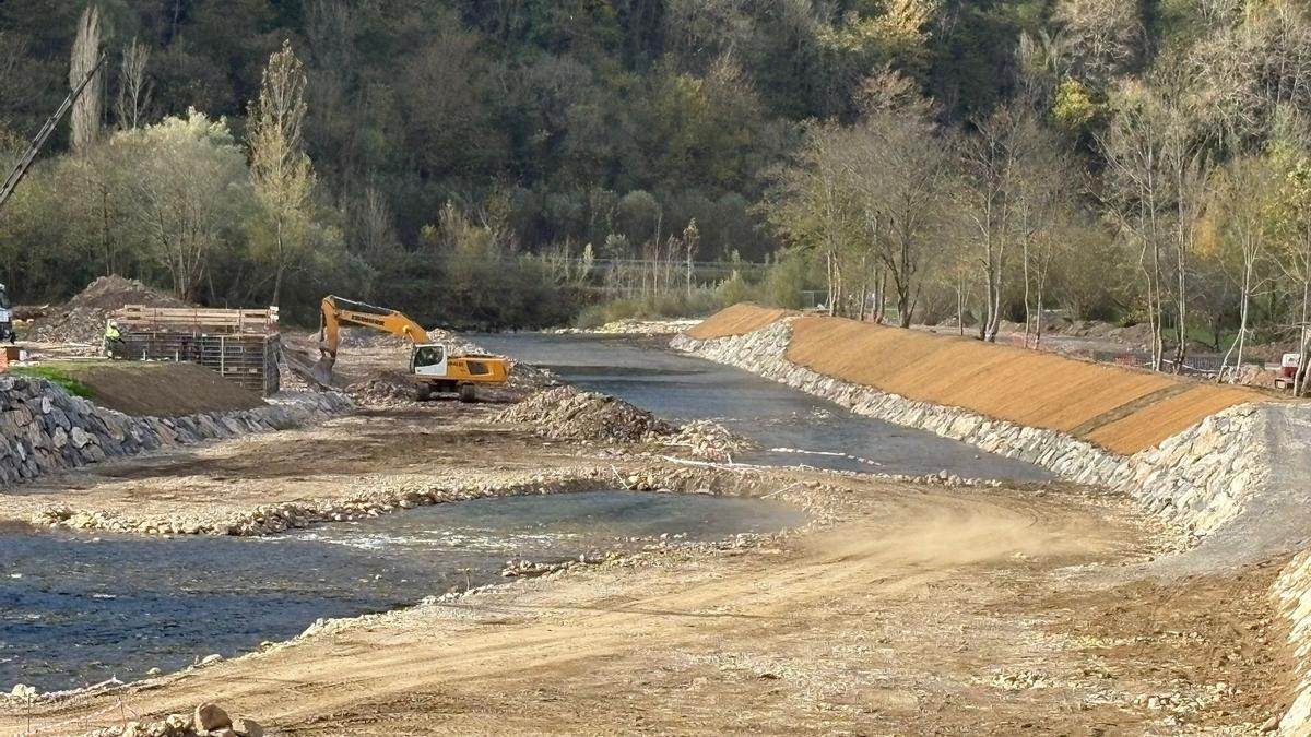 Obras de renaturalización del río Nalón a su paso por el puente de La Chalana, en Laviana