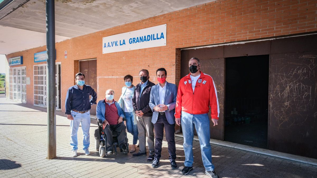 La junta directiva de la Asociación de Vecinos de La Granadilla, con concejales socialistas, ayer, junto al local que aún sigue en bruto.