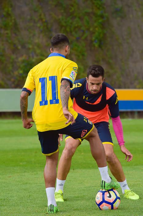 Entrenamiento de la UD Las Palmas, en Barranco ...