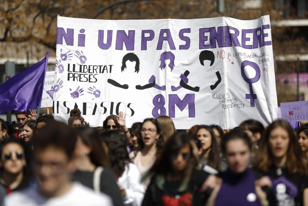 Centenares de estudiantes se manifiestan frente al Rectorado.