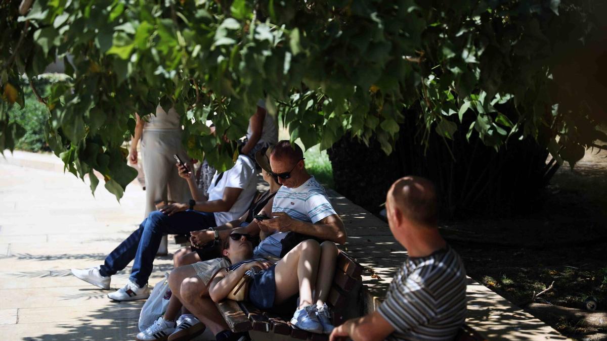 Varias personas se refugian de la ola del calor en la capital.
