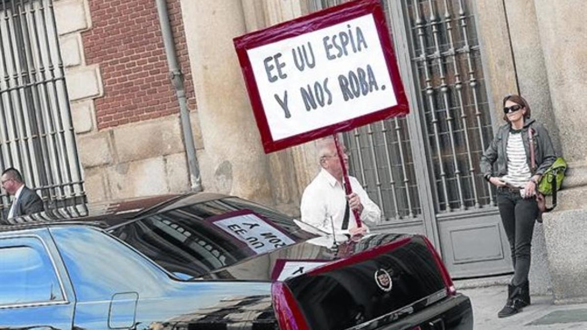 Bajo vigilancia 8Un hombre protesta en Madrid por el escándalo del espionaje de EEUU en Europa, en el 2013.