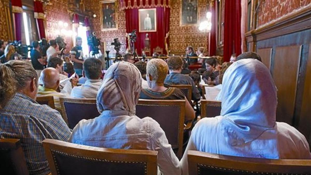 Dos alumnas musulmanas de un instituto de Tarragona, en el pleno municipal que prohibió el burka.