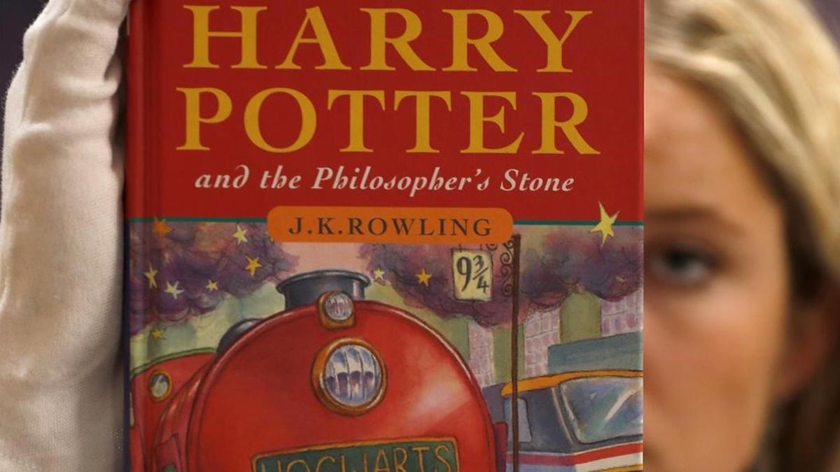 Portada de una de las primeras copias del libro 'Harry Potter y la piedra filosofal'