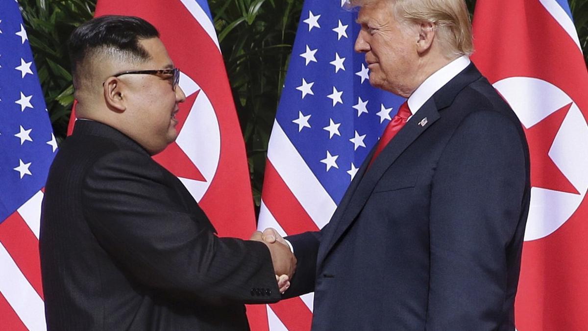 Una imagen para la historia. Kim Jong-un y Donald Trump se dan la mano al inicio de la cumbre, en Singapur.