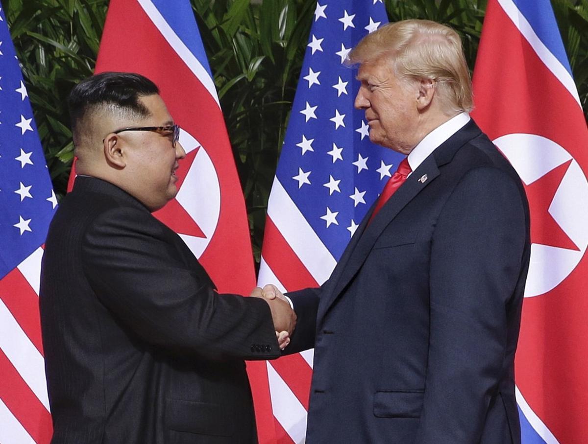 ST01. SINGAPUR (SINGAPUR), 12/06/2018.- El presidente de los Estados Unidos, Donald J. Trump (d), y el líder norcoreano, Kim Jong-un (i), se dan la mano al comienzo de una cumbre histórica hoy, martes 12 de junio de 2018, en el hotel Capella en la isla de Sentosa (Singapur). Trump y Kim Jong-un se dieron un apretón de manos al inicio hoy de su histórica cumbre en Singapur, la primera de la historia entre los dos países. EFE/KEVIN LIM/THE STRAITS TIMES/SPH/SOLO USO EDITORIAL