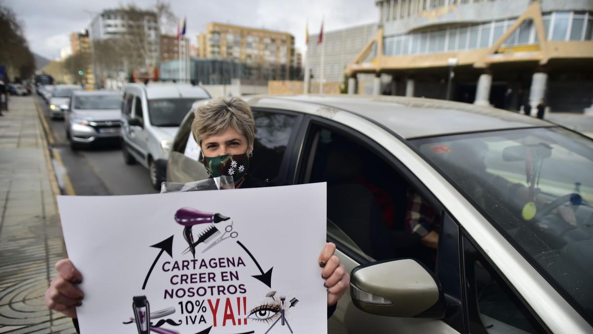 Una de las autónomas manifestantes frente a la Asamblea Regional.