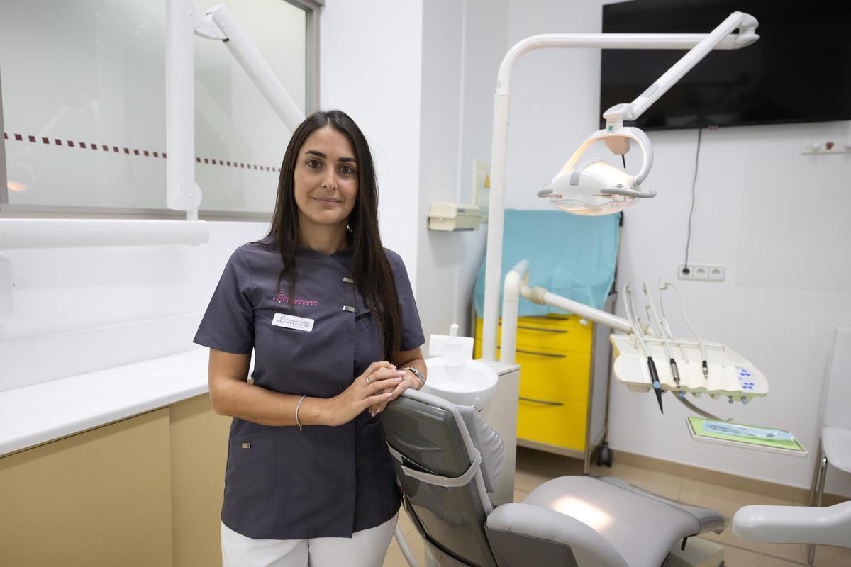 Annahita Bodohhi es odontóloga especialsta en ortodoncia en la Clínica Mayans