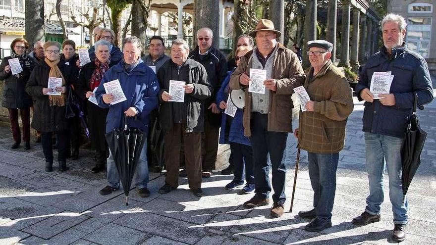 Jubilados concentrados en la mañana de ayer en A Estrada en defensa de las pensiones. // Bernabé/J.C.A.