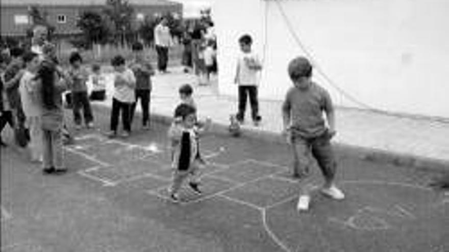 Enseñan a los niños los juegos tradicionales