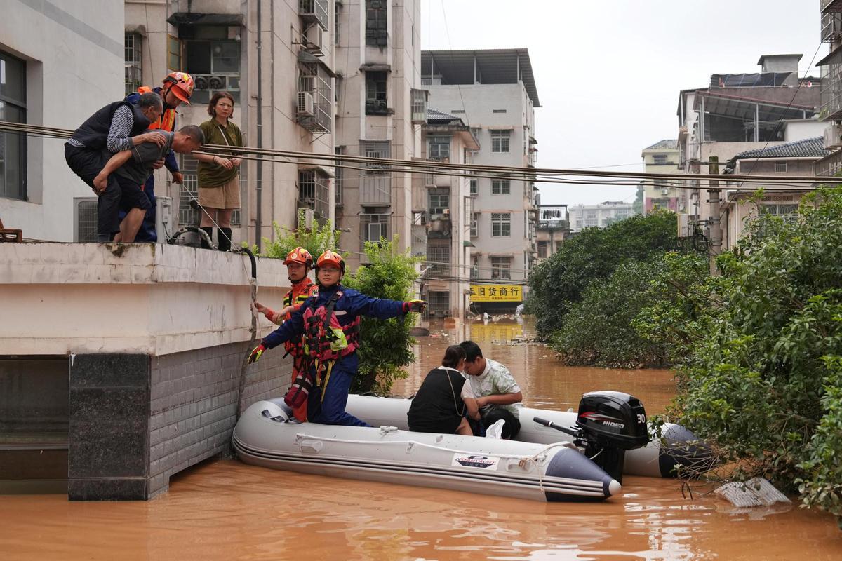 Inundaciones en el condado de Pingjiang debido a las fuertes lluvias