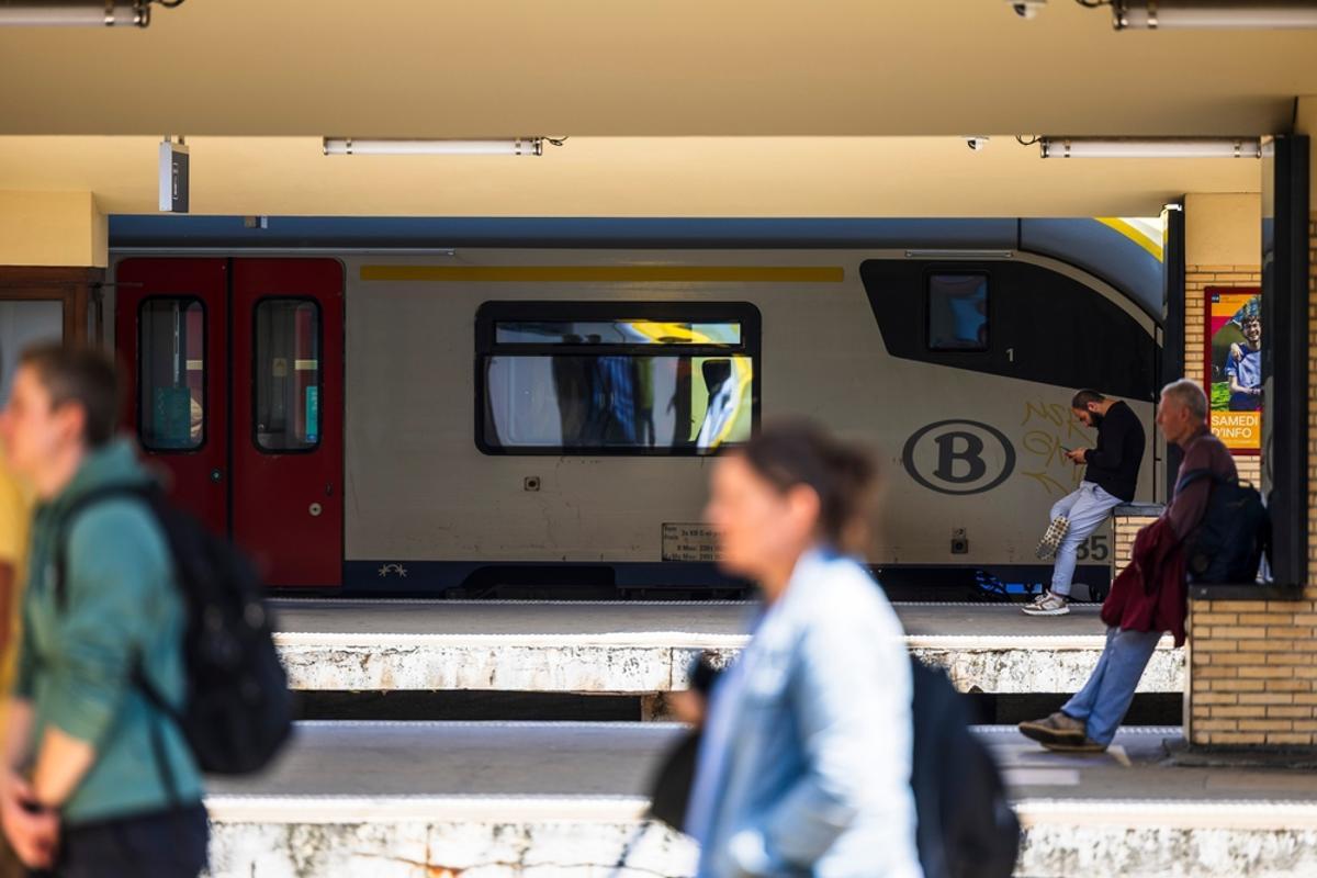 Almenys quatre morts després de xocar un autobús escolar contra un tren de passatgers a Bèlgica