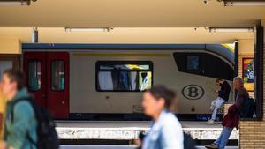 Almenys quatre morts després de xocar un autobús escolar contra un tren de passatgers a Bèlgica
