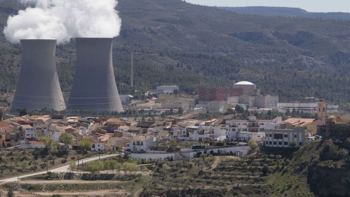 Central nuclear de Cofrentes, con el núcleo del reactor en el centro y las torres de refrigeración a la izquierda.