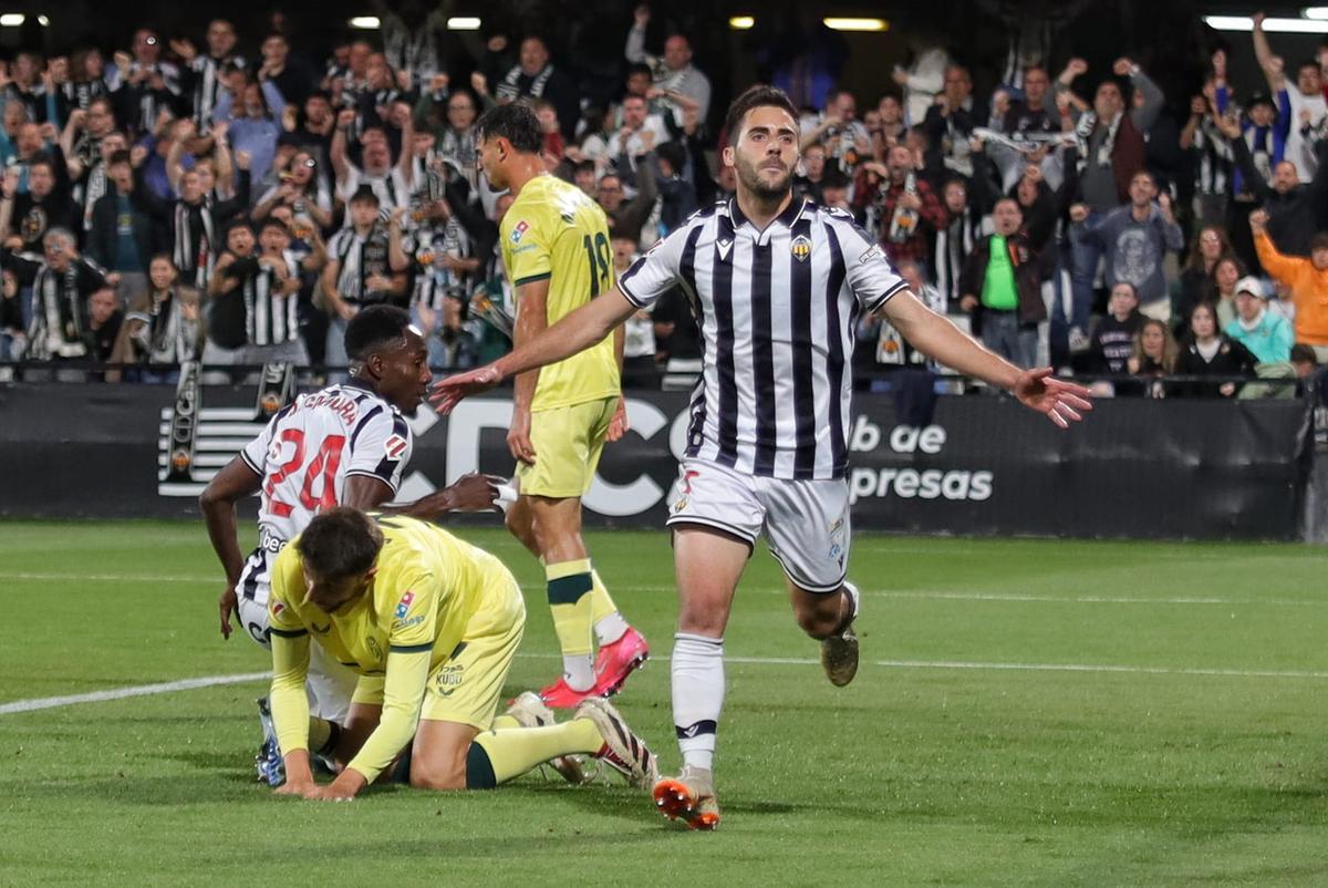 Moyita celebra el gol del empate del Castellón ante el Almería.