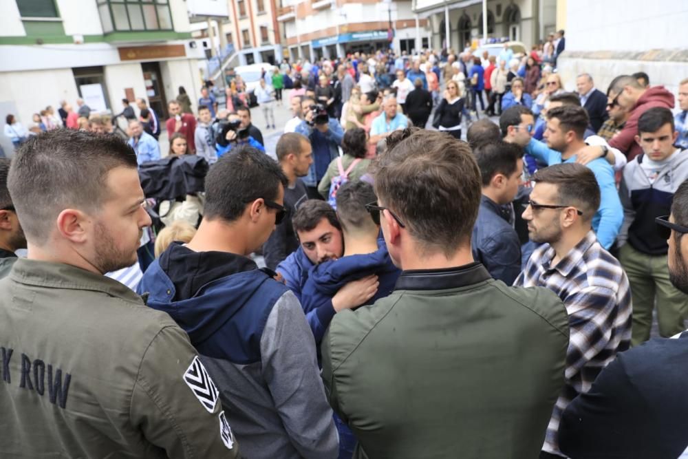 Emotivo minuto de silencio de los vecinos de Cudillero al recordar al joven fallecido David Carragal