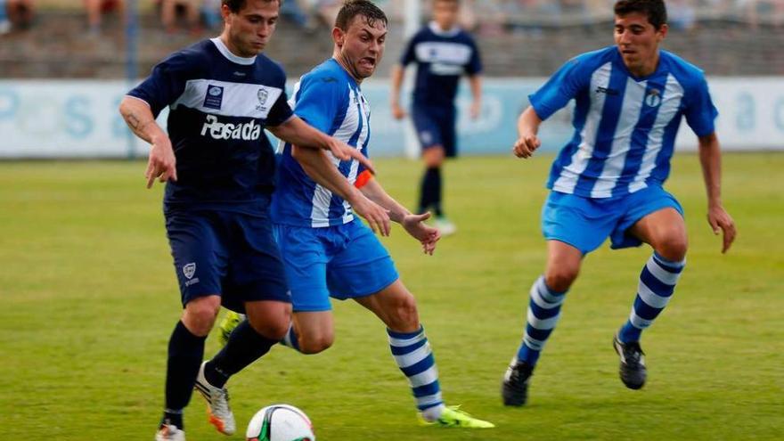 Matías presiona a Imanol durante el partido de Copa Federación disputado en Miramar.