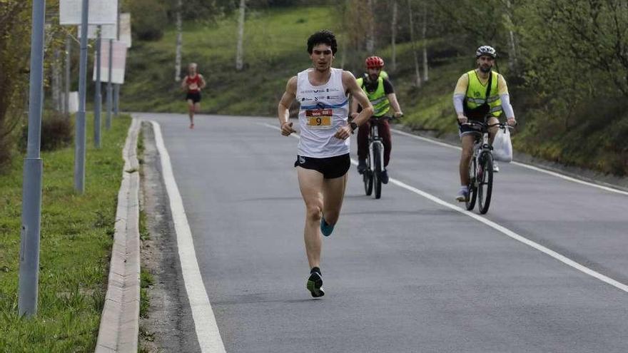 Carlos Porto, con Rubén Diz al fondo, durante la carrera. // C. Graña