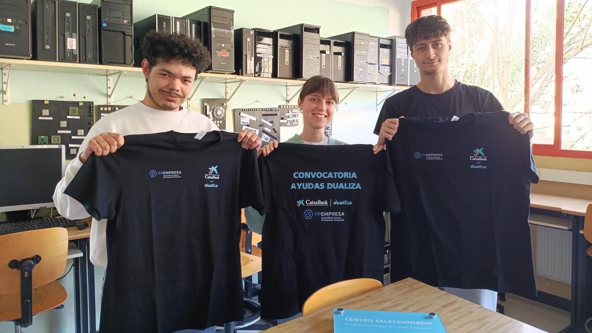 Representantes de los tres centros murcianos seleccionados en la Convocatoria de Ayudas Dualiza.