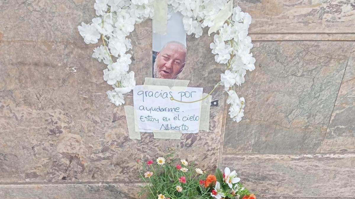 El altar improvisado en el paso de la Independencia en memoria de Alberto.