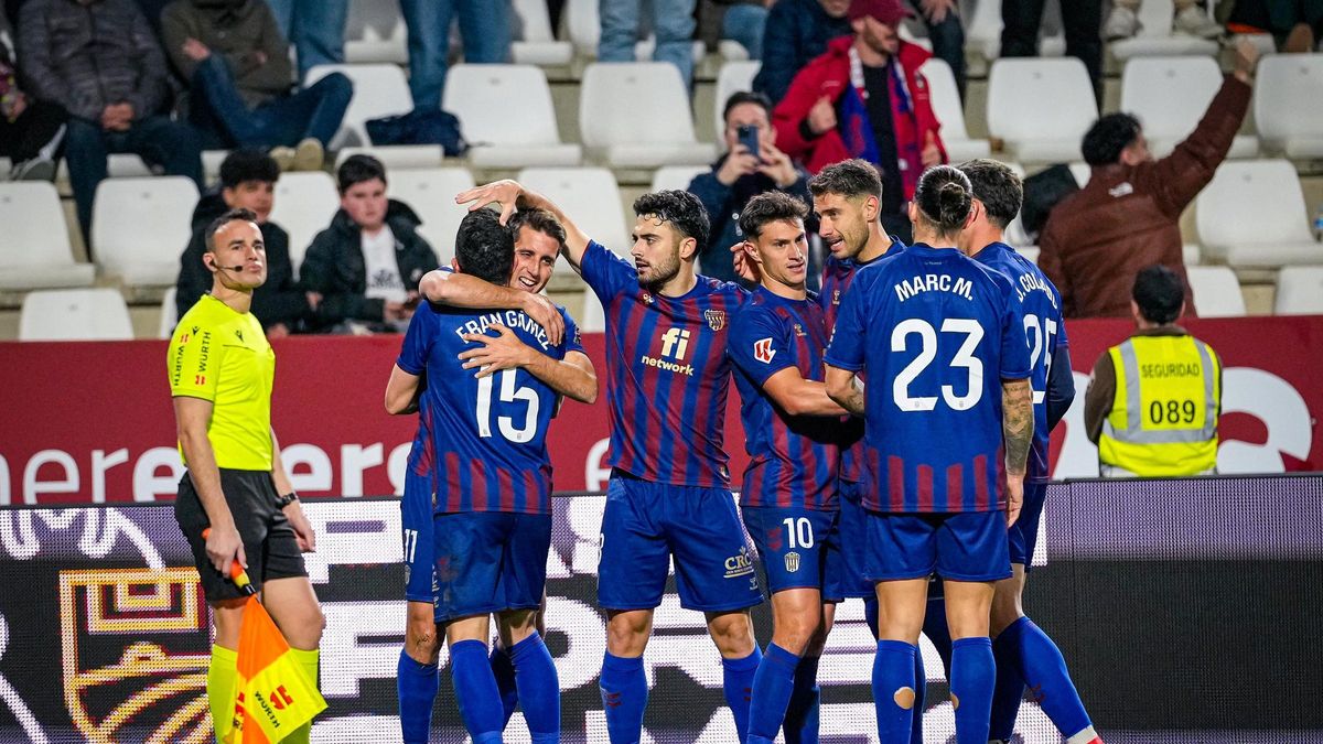 Futbolistas del Eldense celebran el gol de Juanto en Albacete