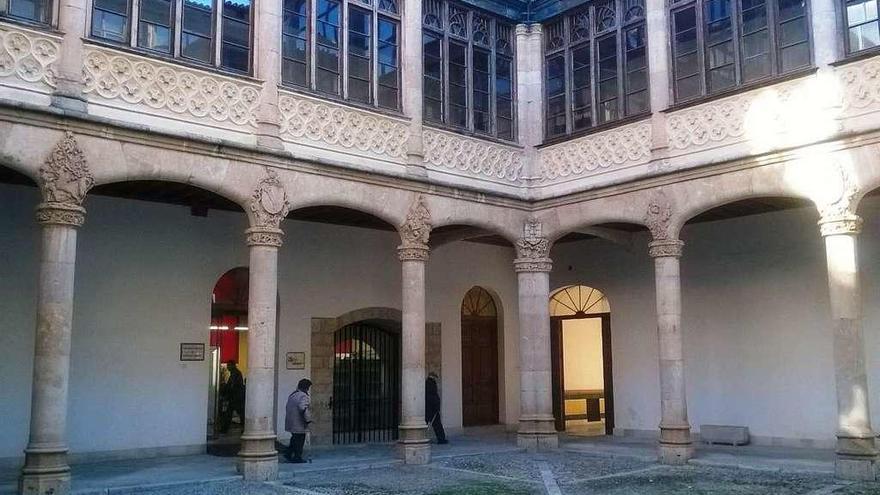 Vecinos acceden a las oficinas del Servicio Público de Empleo en el palacio de Condes de Requena.