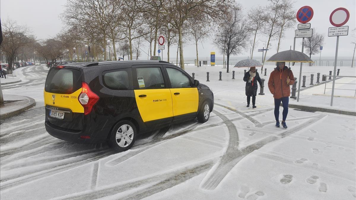 zentauroepp41955704 barcelona 8 2 2018 nevada a nivel de mar en la playa de nova180208143207