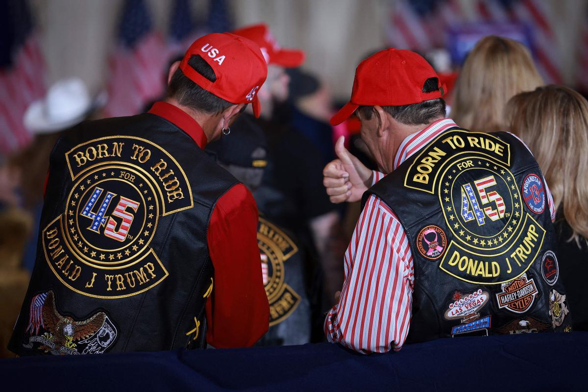  Los partidarios del expresidente estadounidense Donald Trump esperan el inicio de un evento organizado por Trump en Mar-a-Lago  en West Palm Beach, Florida.