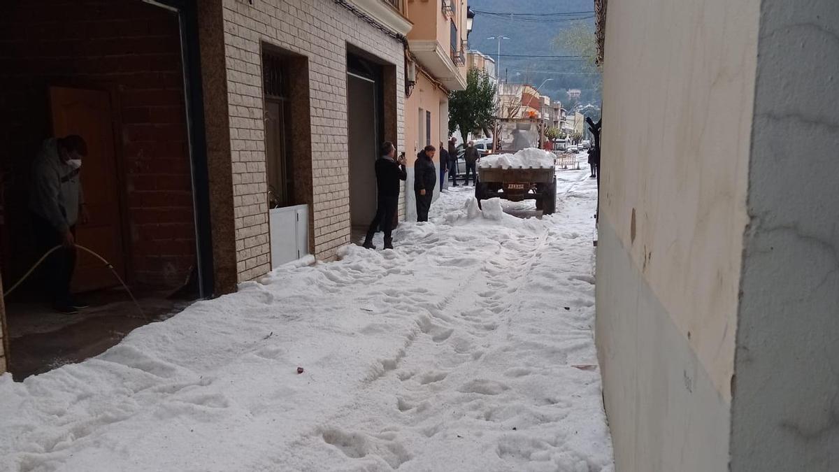 Una de las calles de Artana cubierta de granizo