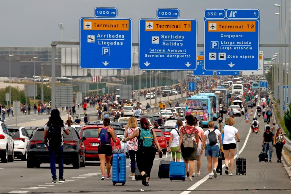 Milers de persones a l'aeroport del Prat