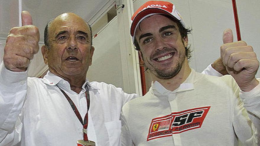 Fernando Alonso, con el presidente del Santander, Emilio Botín, tras ganar en Singapur