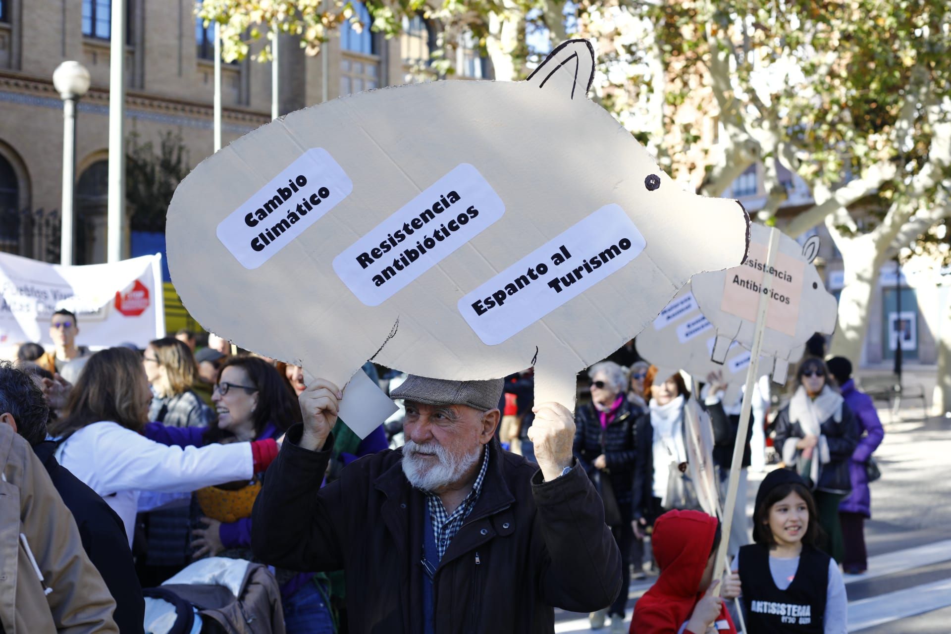 Cientos de personas se concentran contra el cambio climático en Zaragoza