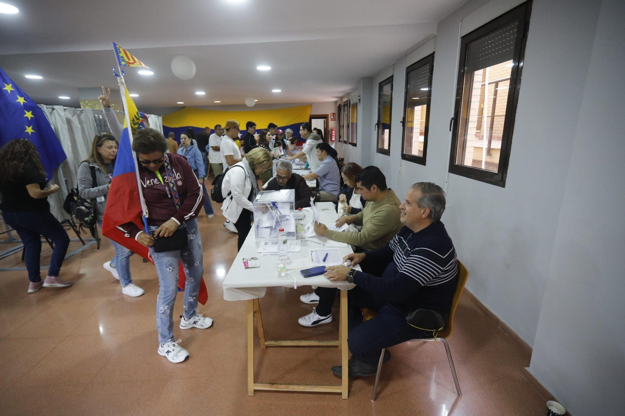 Venezolanos acuden a votar en Valencia las primarias de la oposición