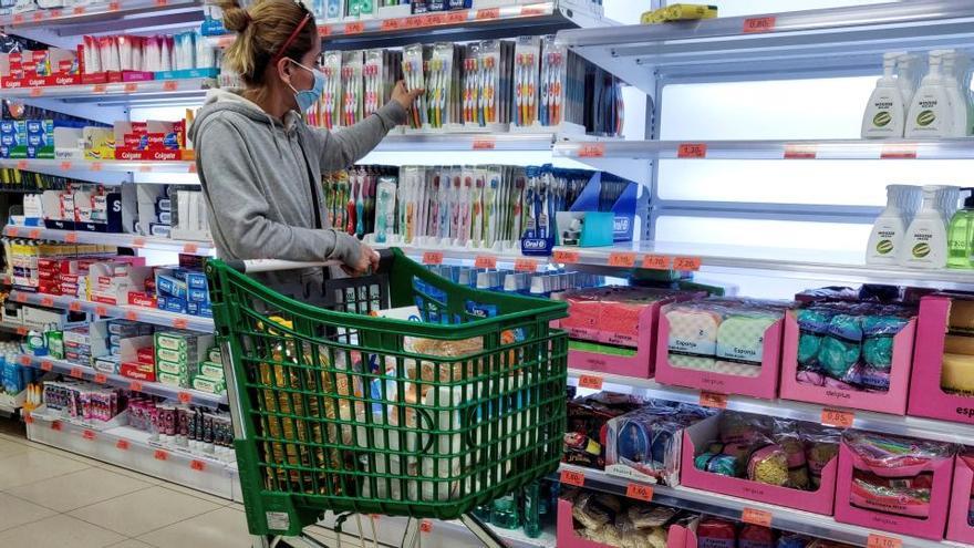 Los valencianos cambian de supermercado y vuelven al pequeño comercio por el coronavirus