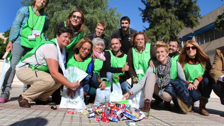 Alberto Díaz y Dani Diez ayudaron ayer a intercambiar paquetes de tabaco por entradas para ver al Unicaja.