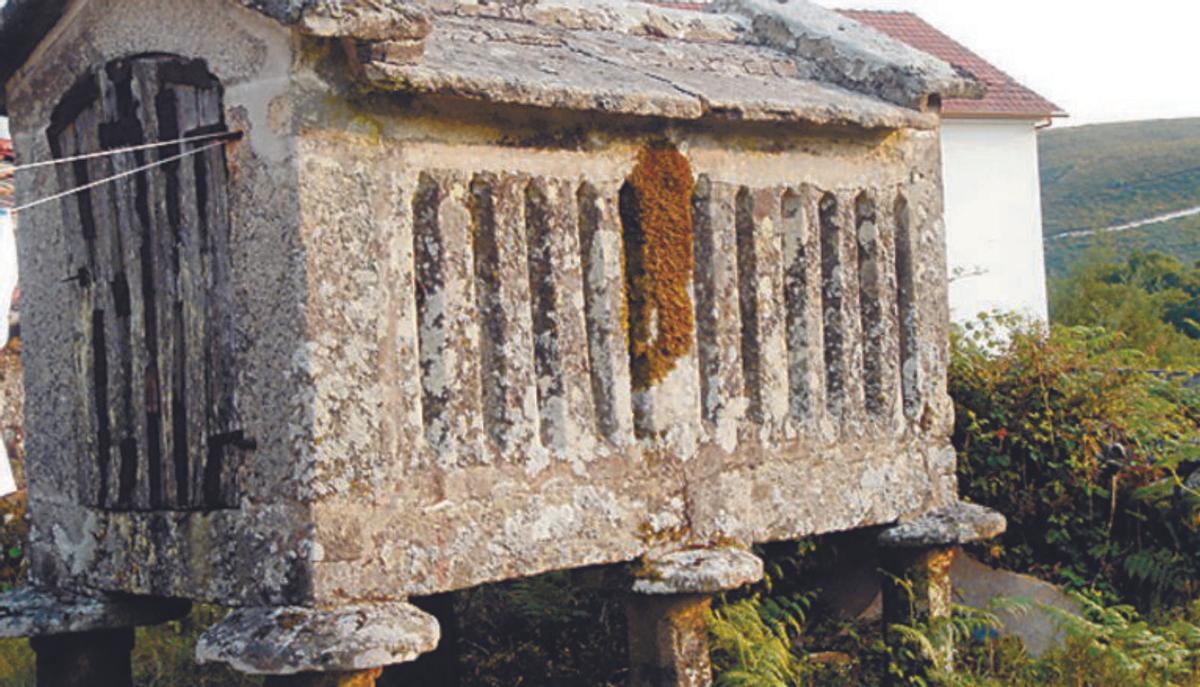 Ponte sobre o río Cabras. Nas imaxes pequenas (de arriba abaixo): dolmen de Rebordechán; hórreo da Casa Museo Leonides; lareira.