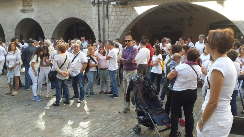 Concentració per reclamar diàleg i convivència a la Plaça del Vi de Girona