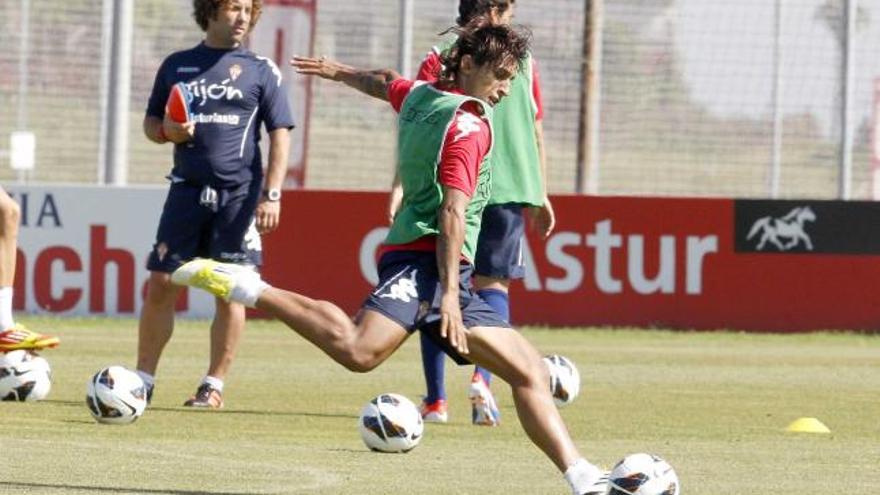 Damián Suárez se dispone a golpear el balón durante el entrenamiento de ayer en Mareo.