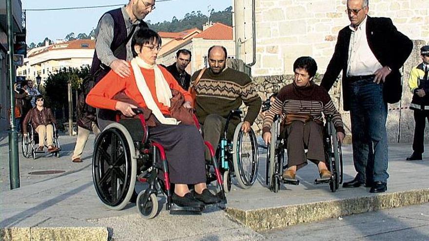 Carmen Vilaboa (izquierda) en una actividad de sensibilización en Gondomar.