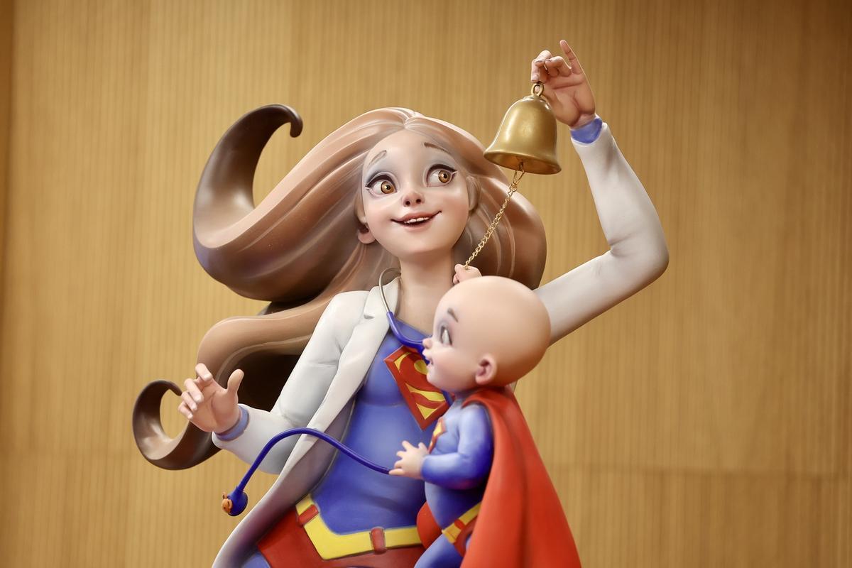 El Hospital Clínico recibe el ninot de "Hope" El Hospital Clínico recibe el ninot de "Hope"