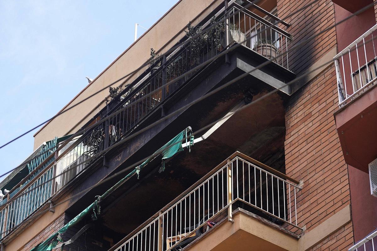 Les imatges del pis incendiat en un bloc del barri de Sant Narcís