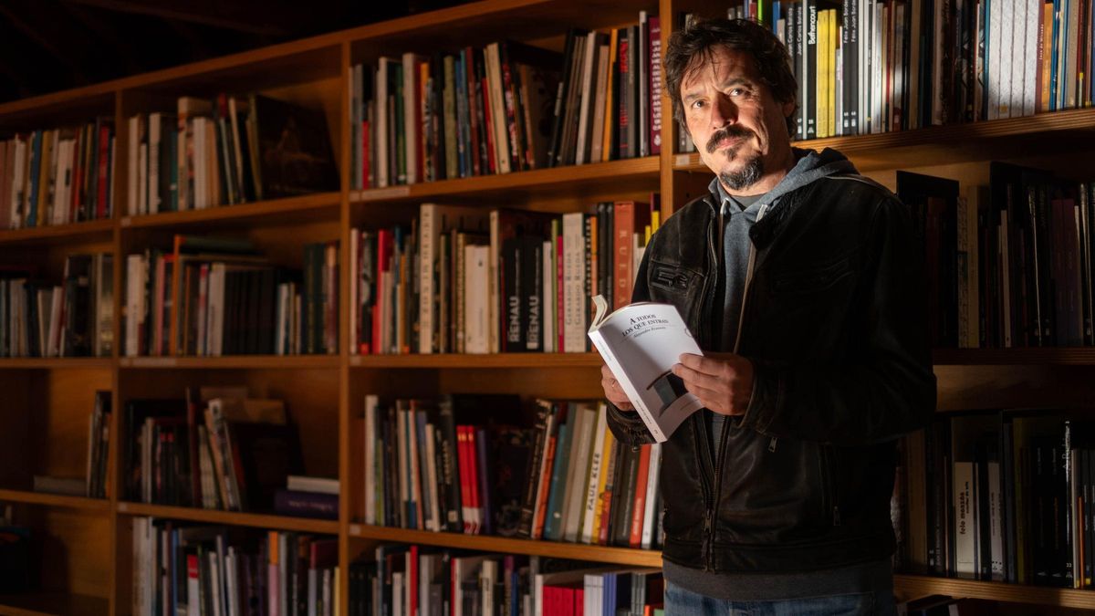 Alejandro Krawietz con su novela 'A los que entran'.