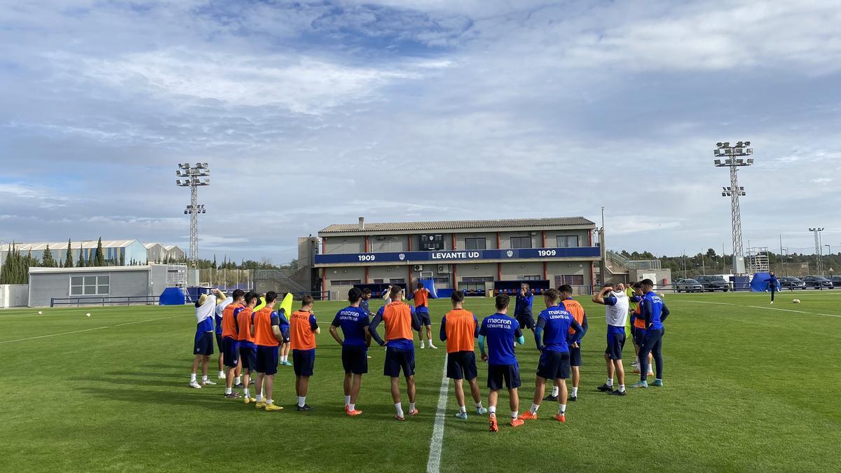 El Atlético Levante, entrenando en Buñol.