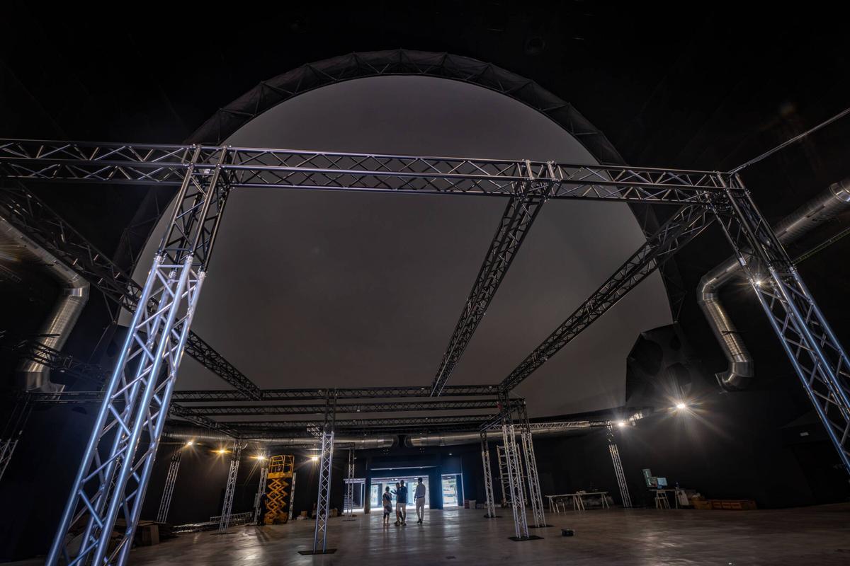 Aspecto de la sala principal del antiguo Imax, vaciada de gradas a un mes de su estreno como centro de experiencias inmersivas