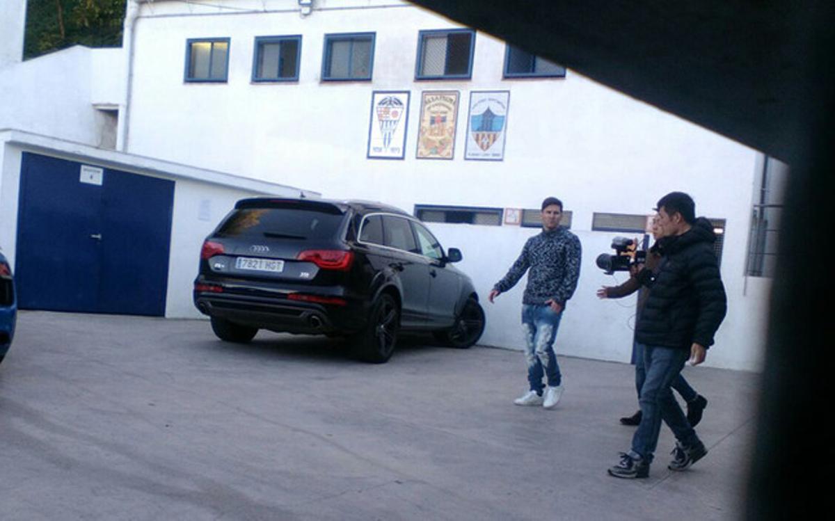 Messi, en el campo del APA Poble Sec Messi, en el campo del APA Poble Sec