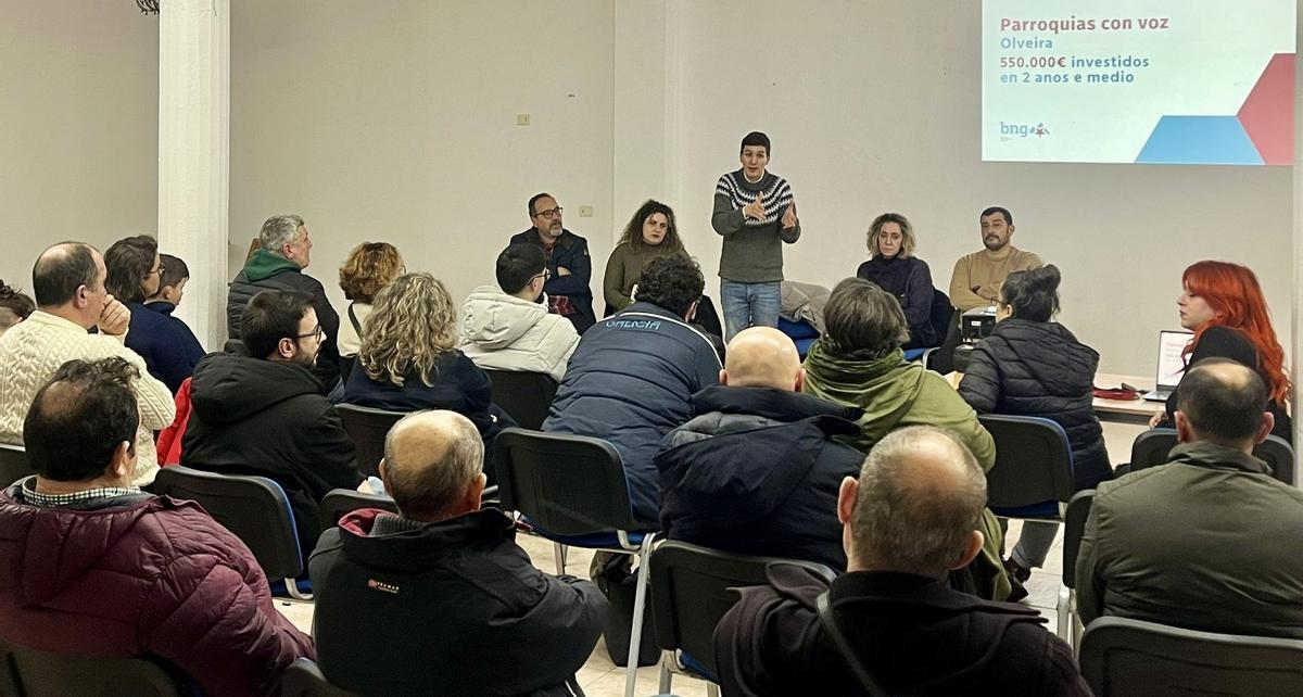 Luis Pérez e concelleiros do BNG na xuntanza coa veciñanza de Olveira.