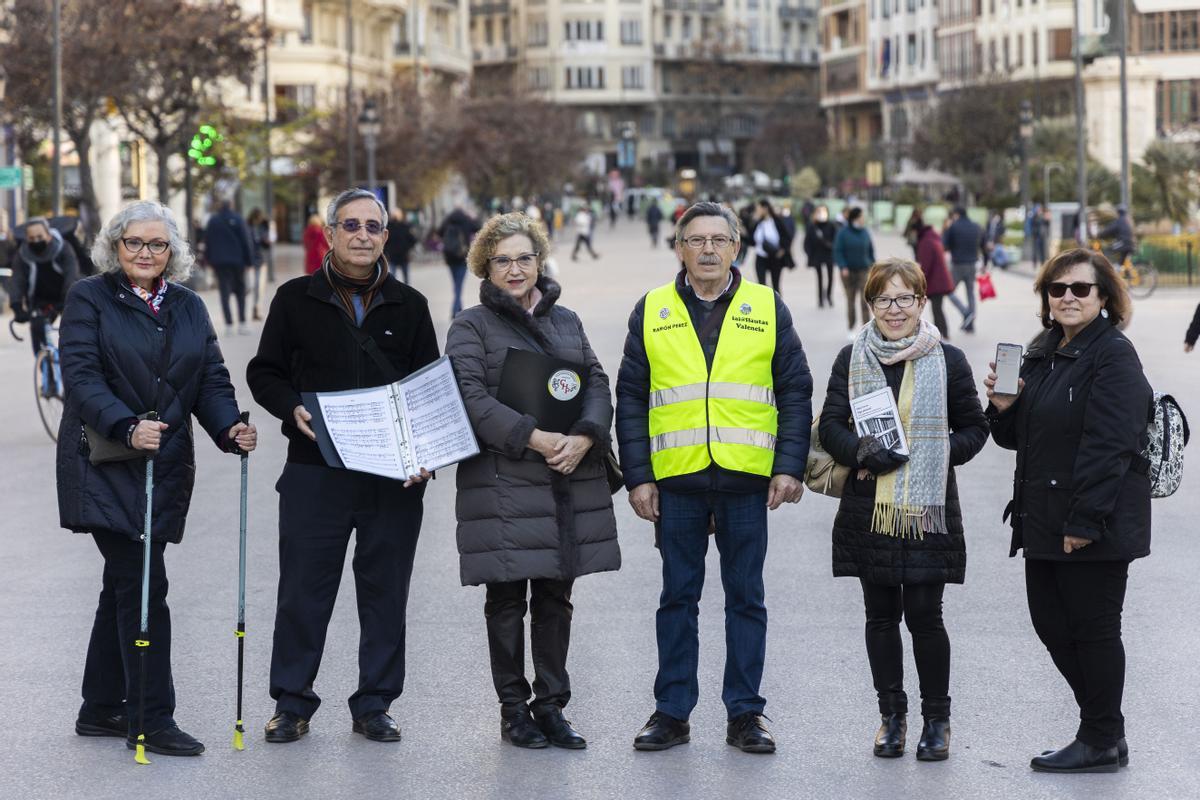 Carmina, Miguel, Carmen, Ramón, Carmen María y Asun, en la plaza del Ayuntamiento.