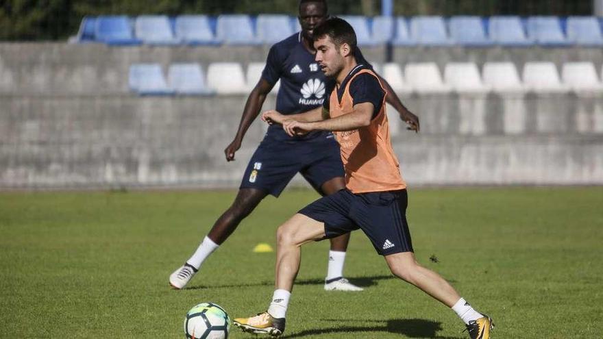 Johannesson conduce el balón ante la mirada de Mariga.