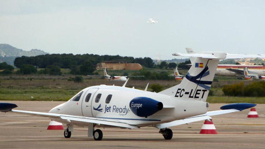 Vista de uno de los aviones que la compañía empleará para despegar desde Peinador